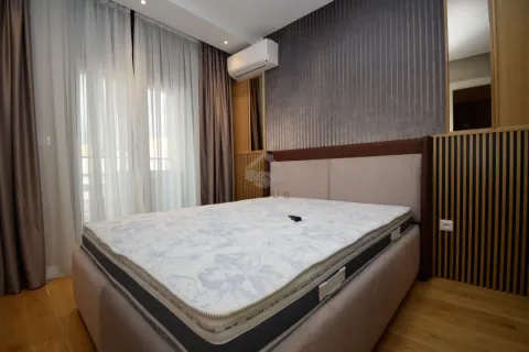 Moderna spavaća soba sa bračnim krevetom, drvenim zidnim panelima i izlazom na terasu. - image 8
