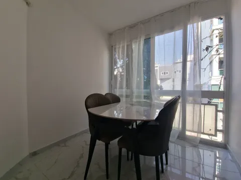 Trpezarija sa stolom i četiri stolice pored prozora. - image 10