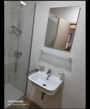 Svijetlo kupatilo sa tuš kabinom, umivaonikom i ogledalom. - image 7