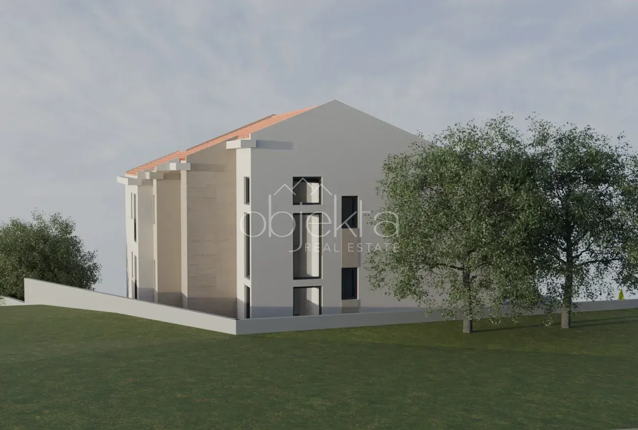 Spoljašnji izgled moderne kuće sa uređenim dvorištem i zelenilom.