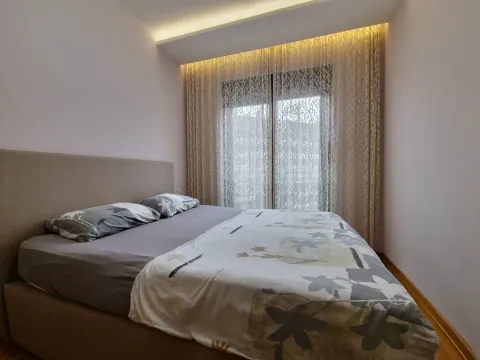 Namještena spavaća soba sa bračnim krevetom i prozorom sa zavjesama. - image 3