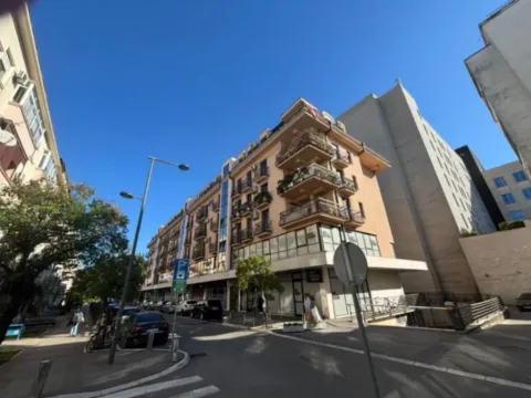 Izdavanje, dvosoban stan, 84m², Centar, Podgorica