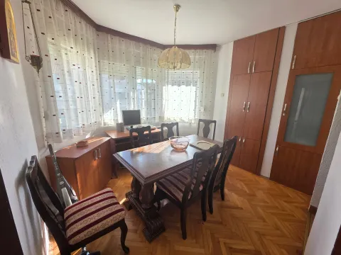 Trpezarija sa drvenim stolom, stolicama i ugradnim ormarima. - image 3