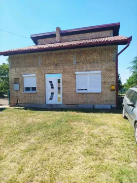 Pogled na fasadu i dvorište kuće sa ciglenom oblogom. - image 3