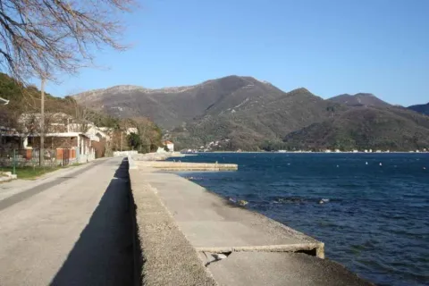 Pogled na obalu, put i okolne planine u blizini nekretnine. - image 12