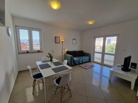 Izdavanje, stan, 62m², Tivat, Crna Gora - image 1