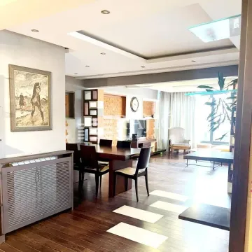 Spacious and bright living room with a dining area and modern furniture. - image 2