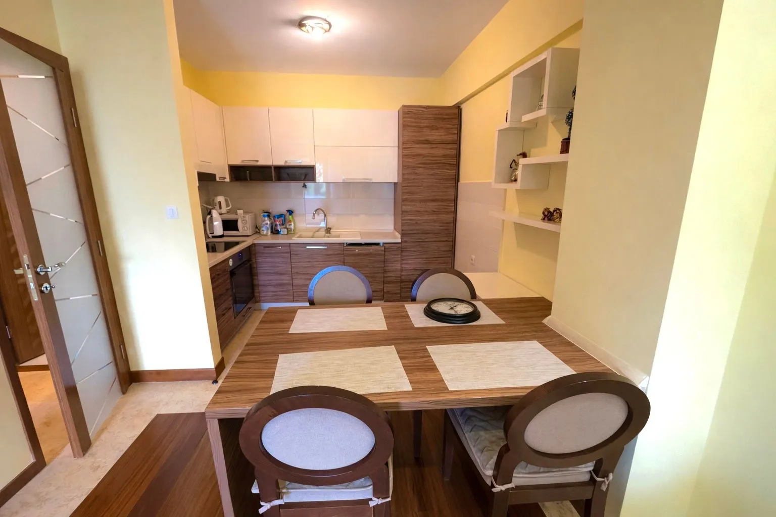 Izdavanje, dvosoban stan, 75m², Centar, Podgorica