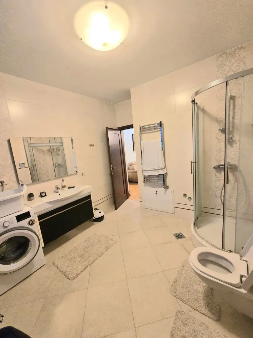 Izdavanje, dvosoban stan, 70m², Luštica, Tivat
