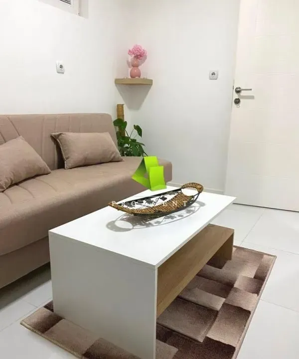 Izdavanje, trosoban stan, 45m², Medijana, Niš