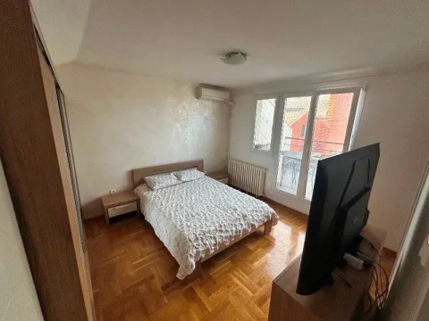 Spavaća soba sa bračnim krevetom, plakarom i televizorom. - image 13