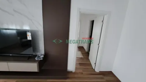 Pogled na deo dnevne sobe sa televizorom i vratima koja vode u hodnik. - image 13