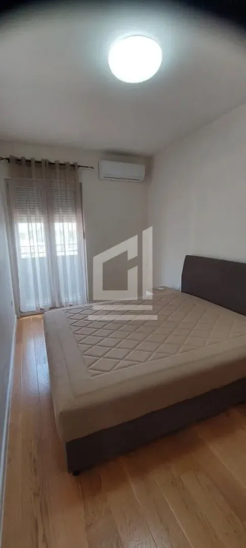 Bedroom with a double bed and access to the terrace.
