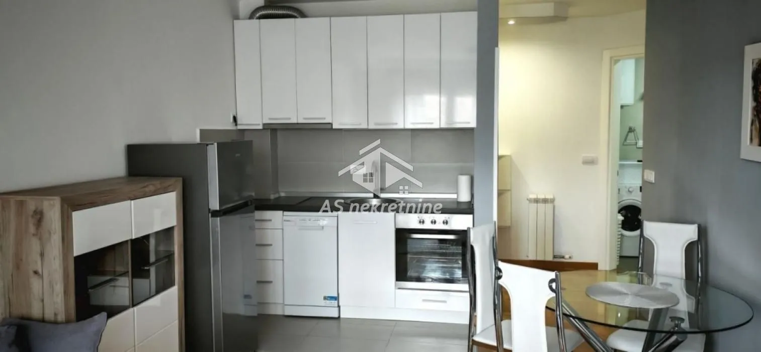 Izdavanje, dvosoban stan, 40m², Đeram Pijaca, Beograd