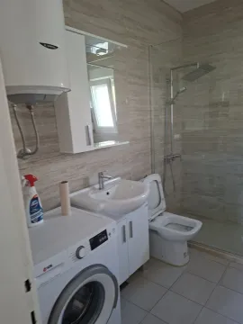 Svijetlo kupatilo sa tuš kabinom, lavaboom i veš mašinom. - image 12
