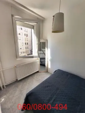 Manja spavaća soba sa krevetom, prozorom i radijatorom. - image 10