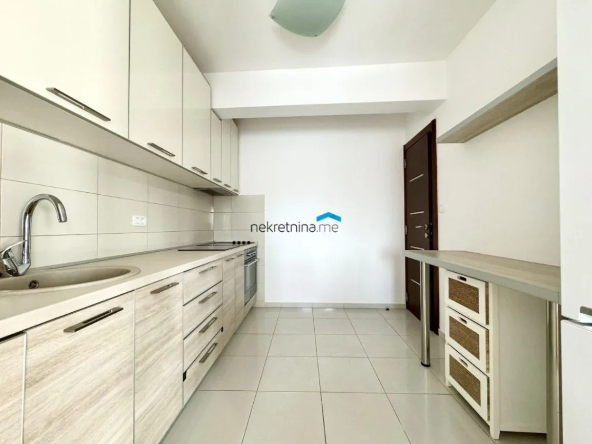 Izdavanje, četvorosoban stan, 178m², Gorica C, Podgorica