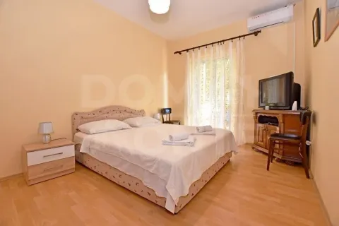 Namještena spavaća soba sa bračnim krevetom, komodom i televizorom. - image 3