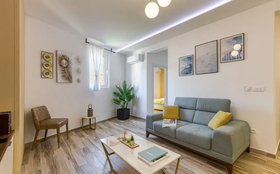 Izdavanje, dvosoban stan, 80m², Bečići, Budva