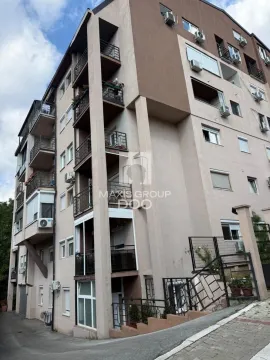 Pogled na spoljašnjost višespratne stambene zgrade sa terasama. - image 20