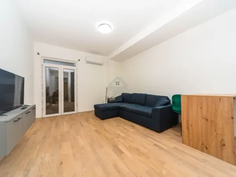 Izdavanje, poslovni prostor, 42m², Centar, Podgorica - image 3