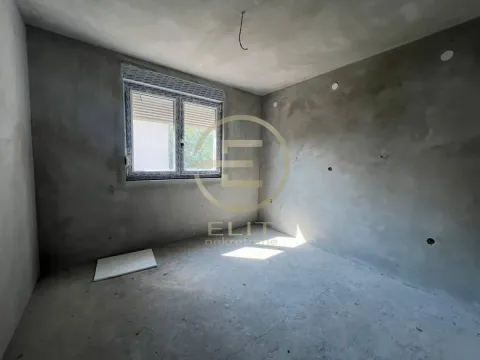 Prazna prostorija u sirovom stanju sa jednim prozorom. - image 11