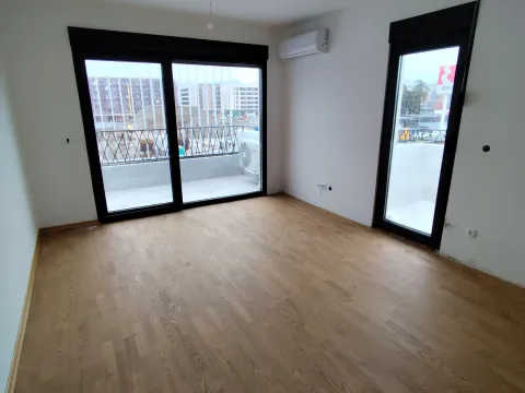 Izdavanje, dvosoban stan, 54m², City Kvart, Podgorica - image 4