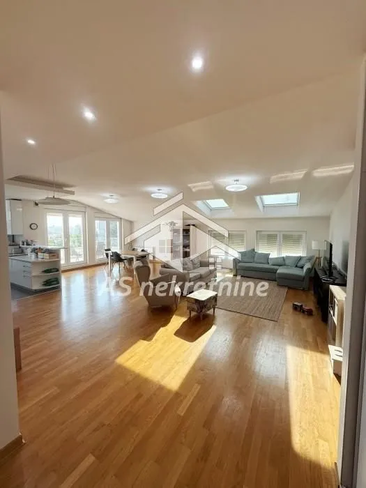 Izdavanje, četvorosoban stan, 157m², Savski Venac, Beograd