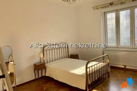 Spavaća soba sa bračnim krevetom sa metalnim okvirom i parketom na podu. - image 11