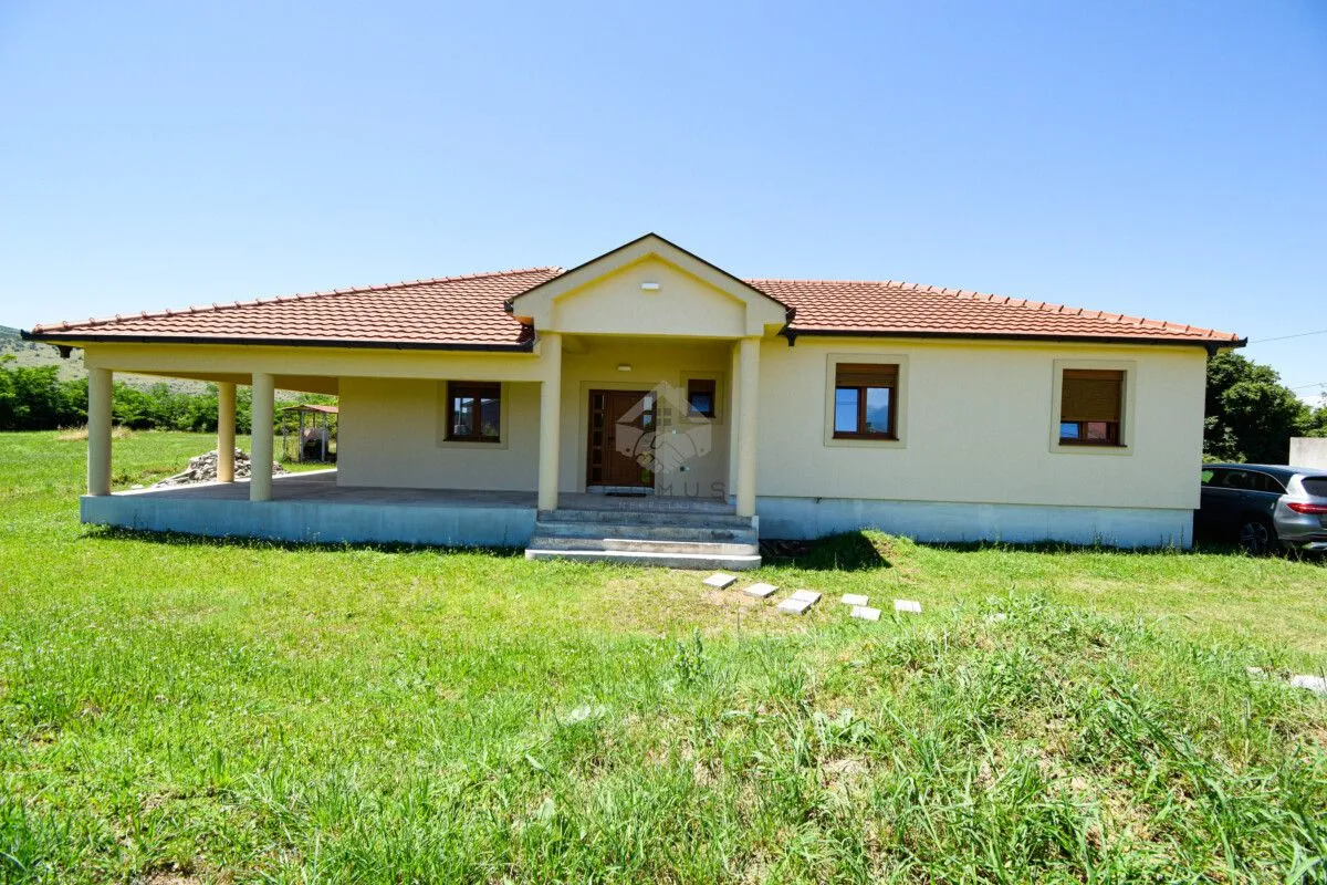 Izdavanje, kuća, 200m², Kokoti, Podgorica