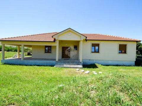 Kuća in Kokoti
