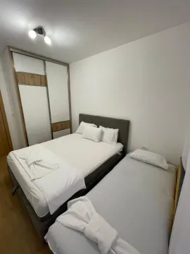 Spavaća soba sa bračnim krevetom, pojedinačnim krevetom i ugradnim ormarom. - image 6