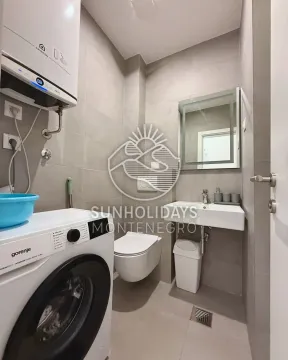 Moderno opremljeno kupatilo sa veš mašinom i tuš kabinom. - image 12