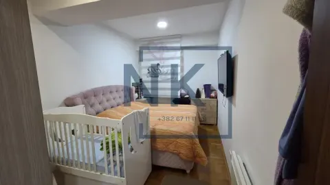 Spavaća soba sa bračnim krevetom i dječijim krevetcem. - image 7