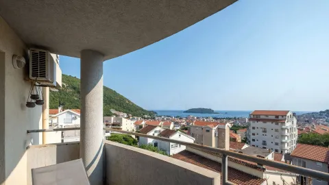 Pogled sa terase na grad, brdo i more. - image 30