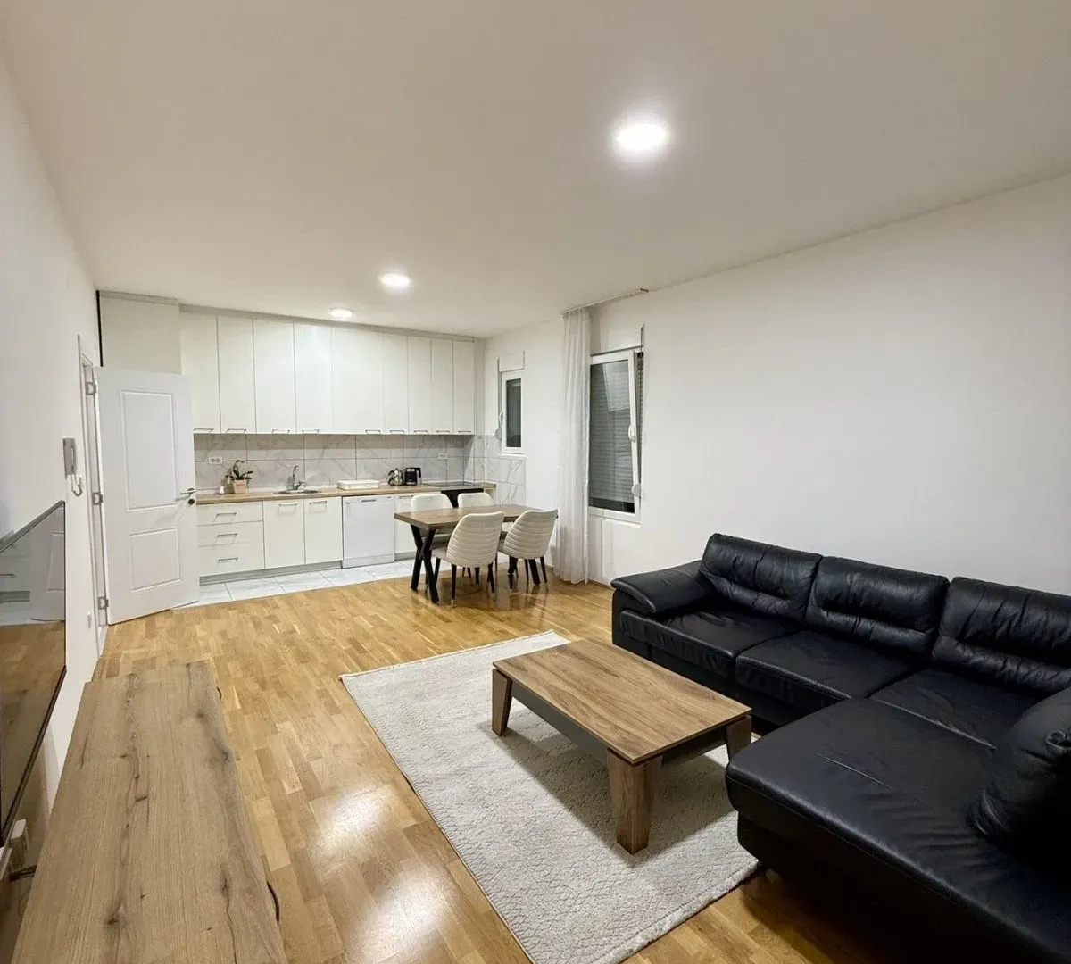 Izdavanje, dvosoban stan, 70m², Kod Big Fashion-a, Podgorica