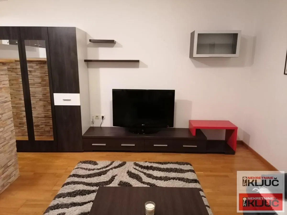 Izdavanje, garsonjera, 27m², Bulevar Oslobodjenja, Novi Sad Sve Podlokacije