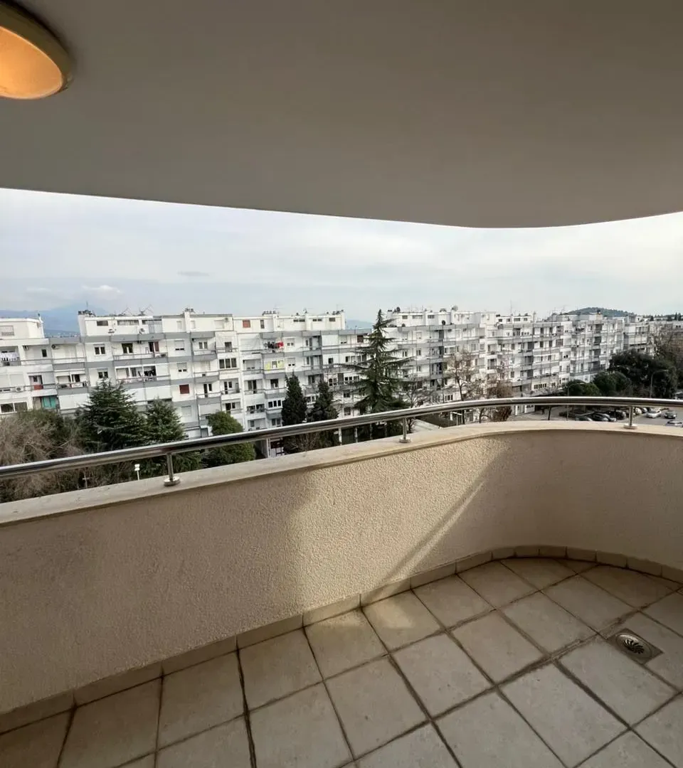 Izdavanje, četvorosoban stan, 200m², Preko Morače, Podgorica