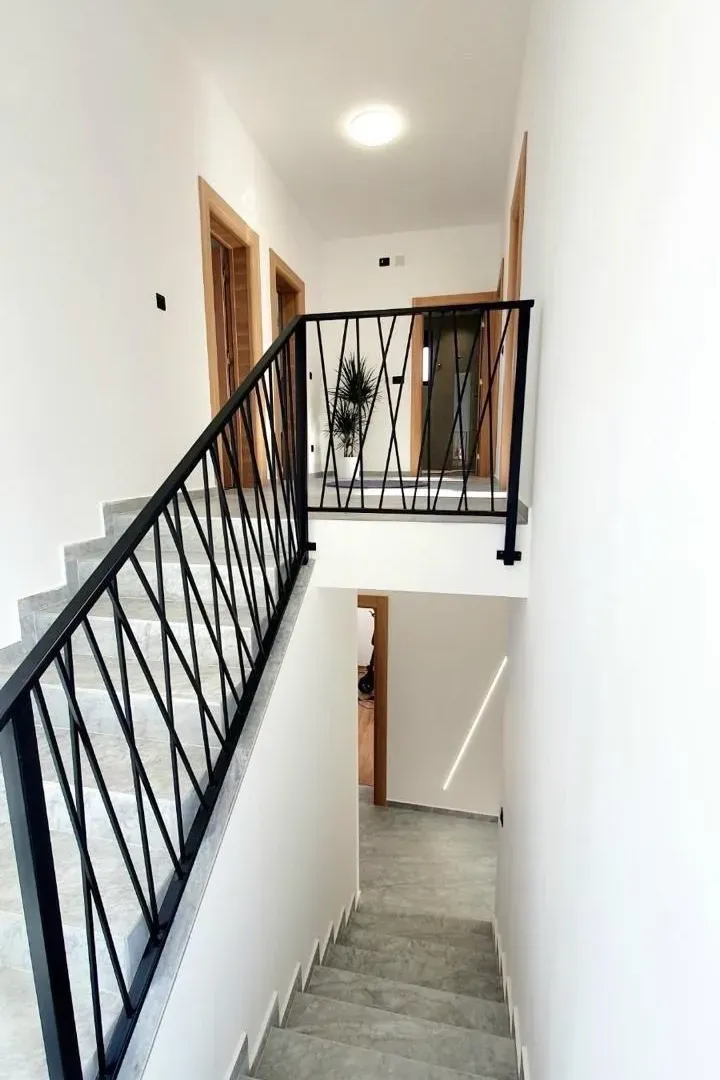 Izdavanje, kuća, 190m², Tološi, Podgorica