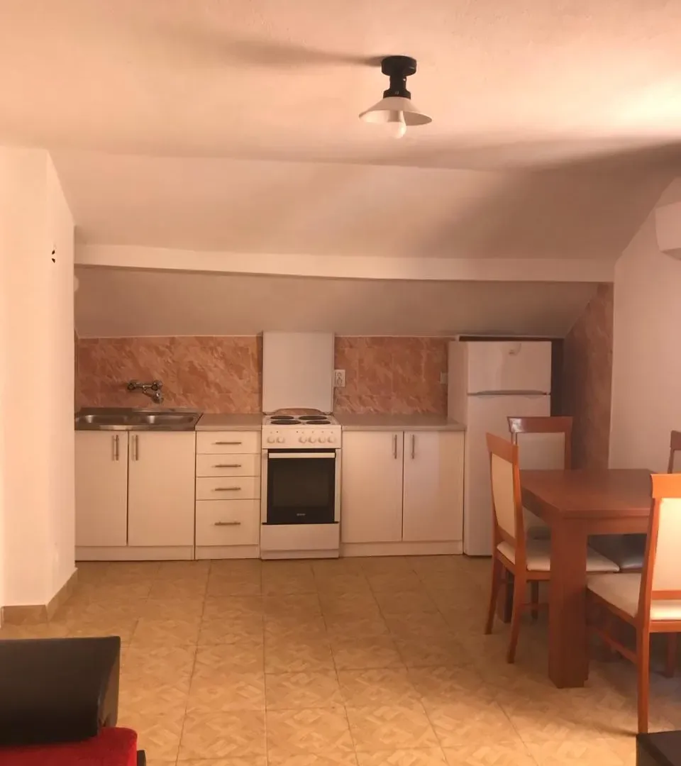 Izdavanje, kuća, 40m², Tološi, Podgorica