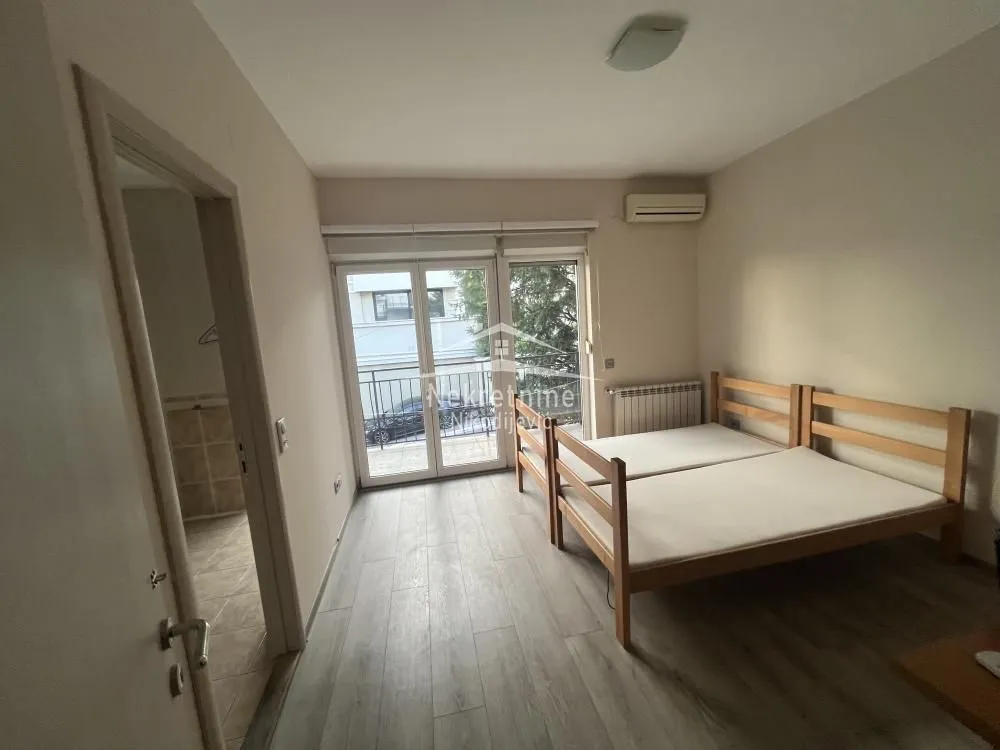 Bedroom with two wooden beds and access to the terrace.
