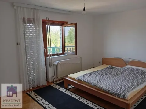 Nameštena spavaća soba sa bračnim krevetom i izlazom na terasu. - image 10