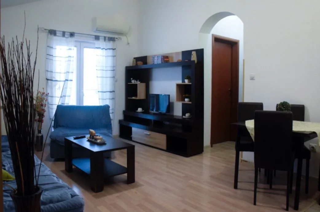 Izdavanje, jednosoban stan, 50m², Dobrota, Kotor