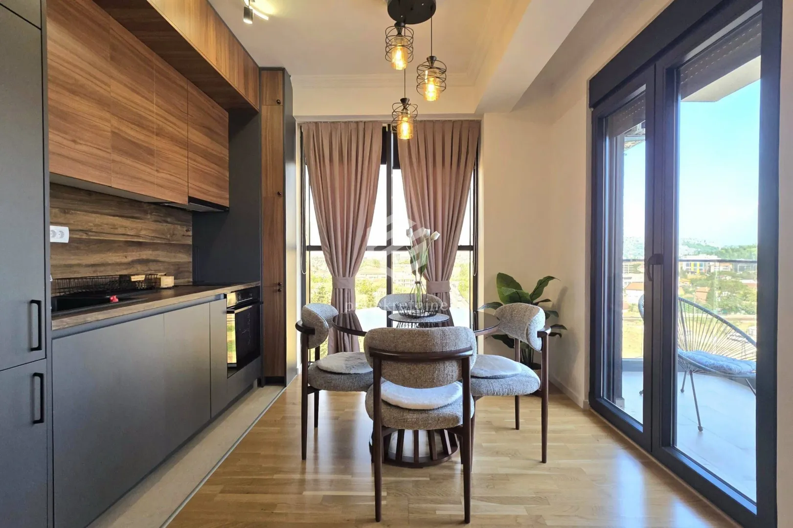 Modern kitchen with a dining table and access to the terrace.