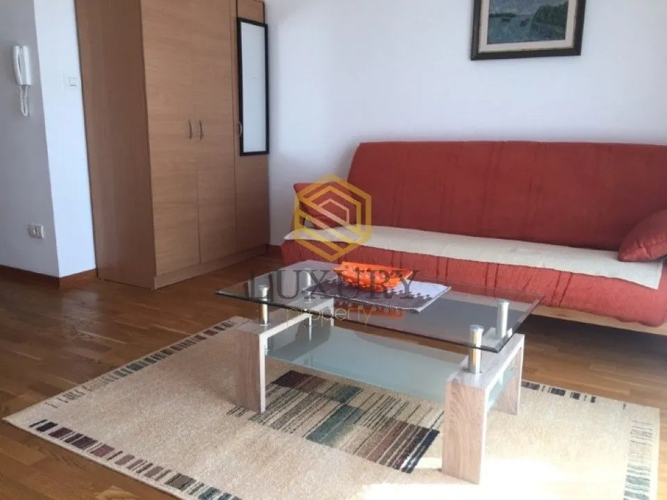 Dnevna soba sa garniturom za sjedenje, stočićem i ormarom.