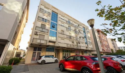 Pogled na spoljašnjost stambene zgrade sa parkingom. - image 9