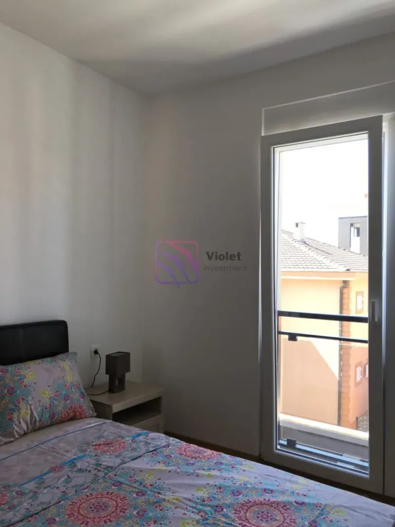 Bedroom with a bed and access to the terrace.