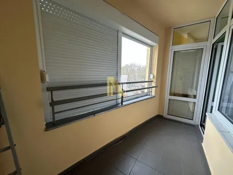 Zastakljeni balkon sa roletnama i prozorima. - image 11