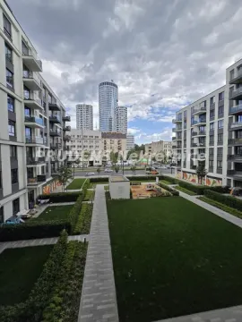 Pogled na uređeno dvorište i okolne stambene zgrade. - image 19