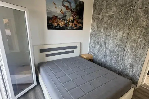 Furnished bedroom with a double bed and built-in wardrobe. - image 8